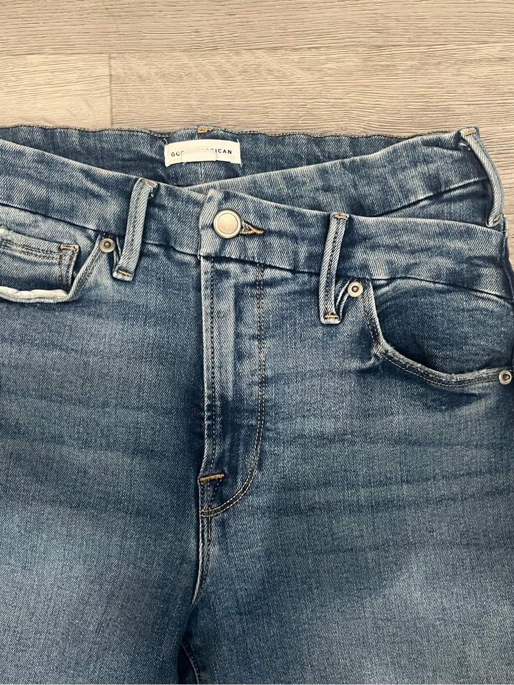 Good American Skinny Jeans in Medium Blue - Picture 2 of 7